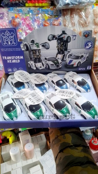 oyuncak robot olan araba   9592