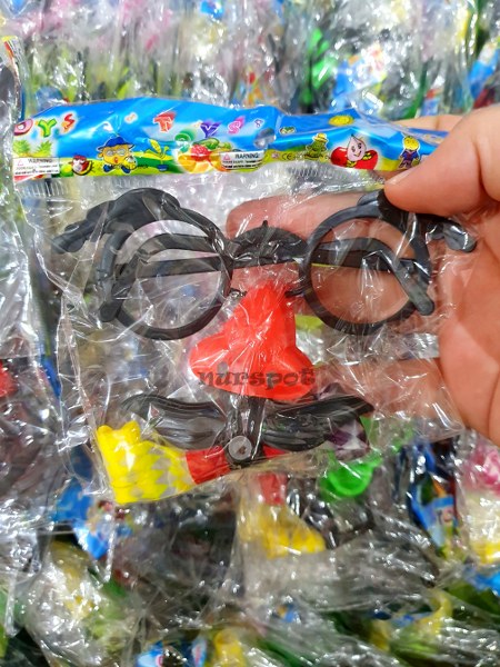 toptan oyuncak burun bıyık kaynana dili seti