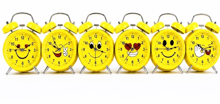 toptan emoji baskılı çalar saat klasik model orta boy