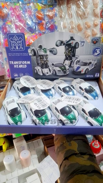oyuncak robot olan araba   9592